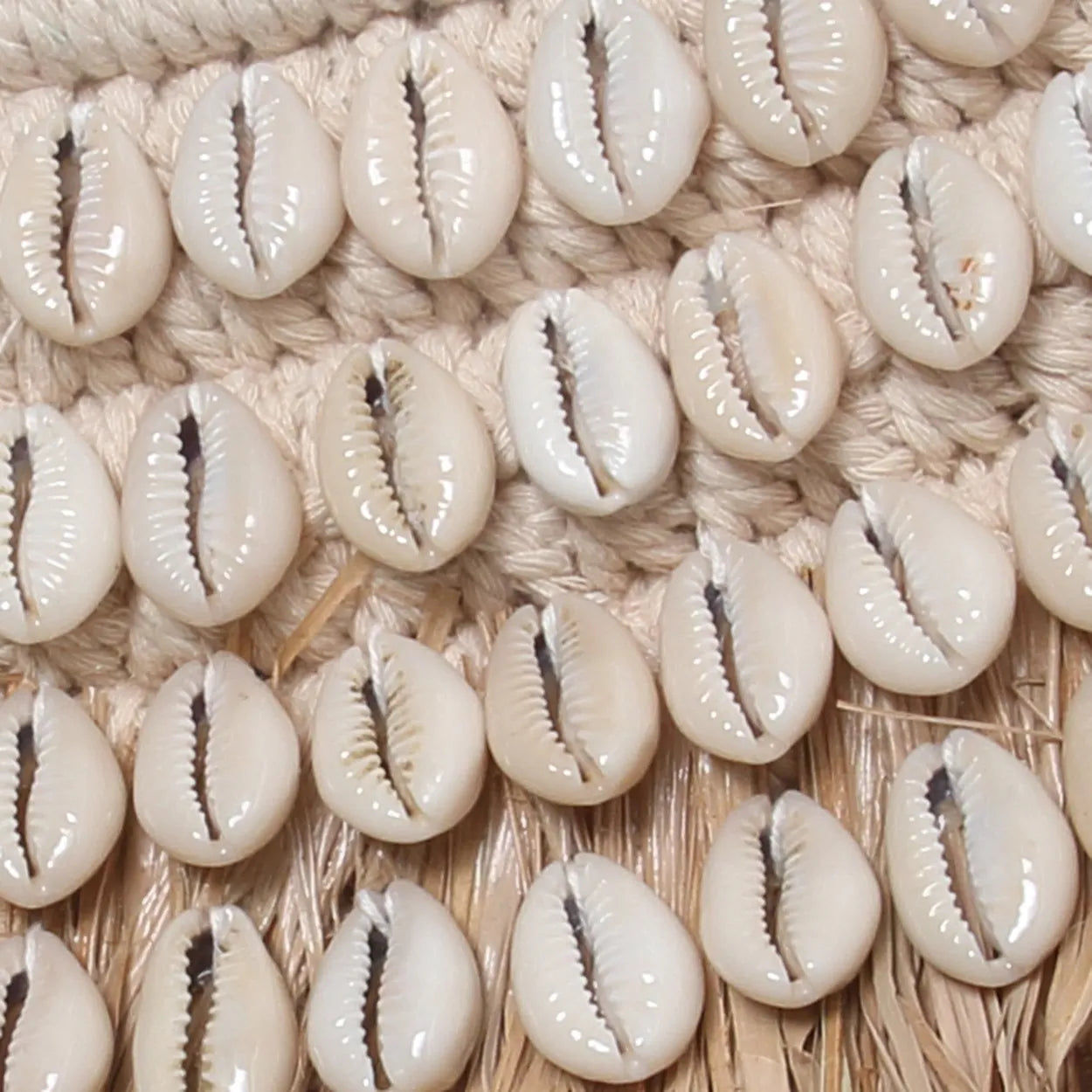 Bazarbizar- The Raffia Cowrie Mirror - Natural White