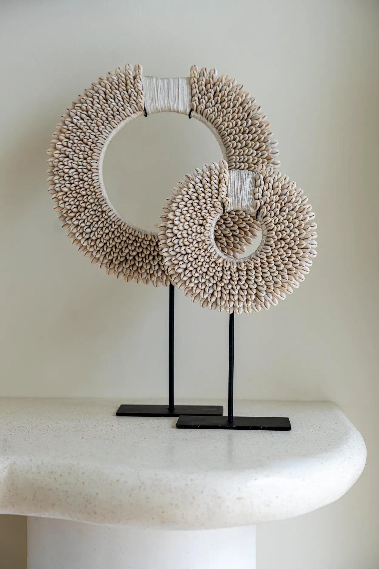 Bazarbizar- The Papua Shell Disc on Stand - White - M