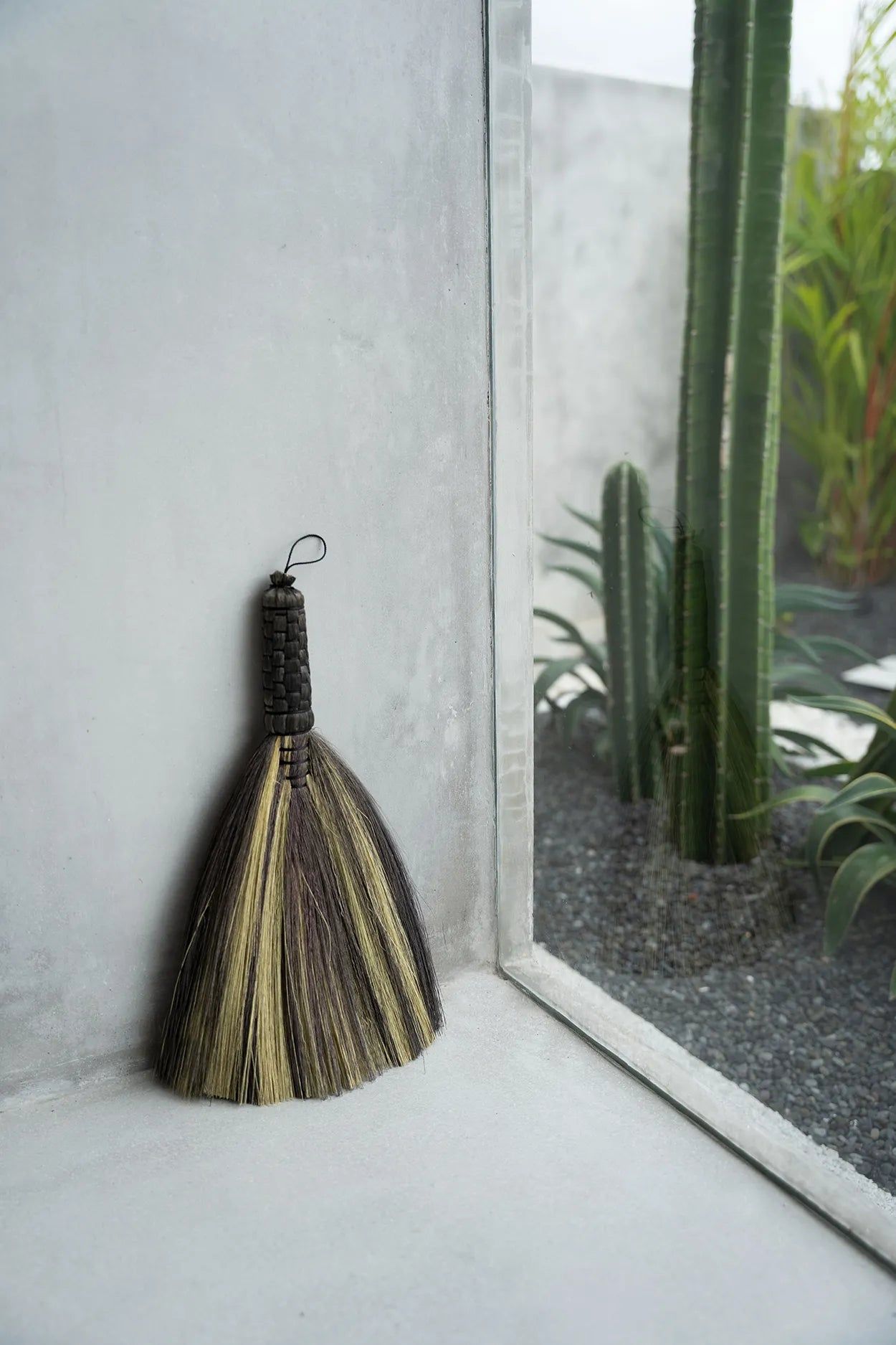 Bazarbizar-The Sweeping Brush - Black Natural