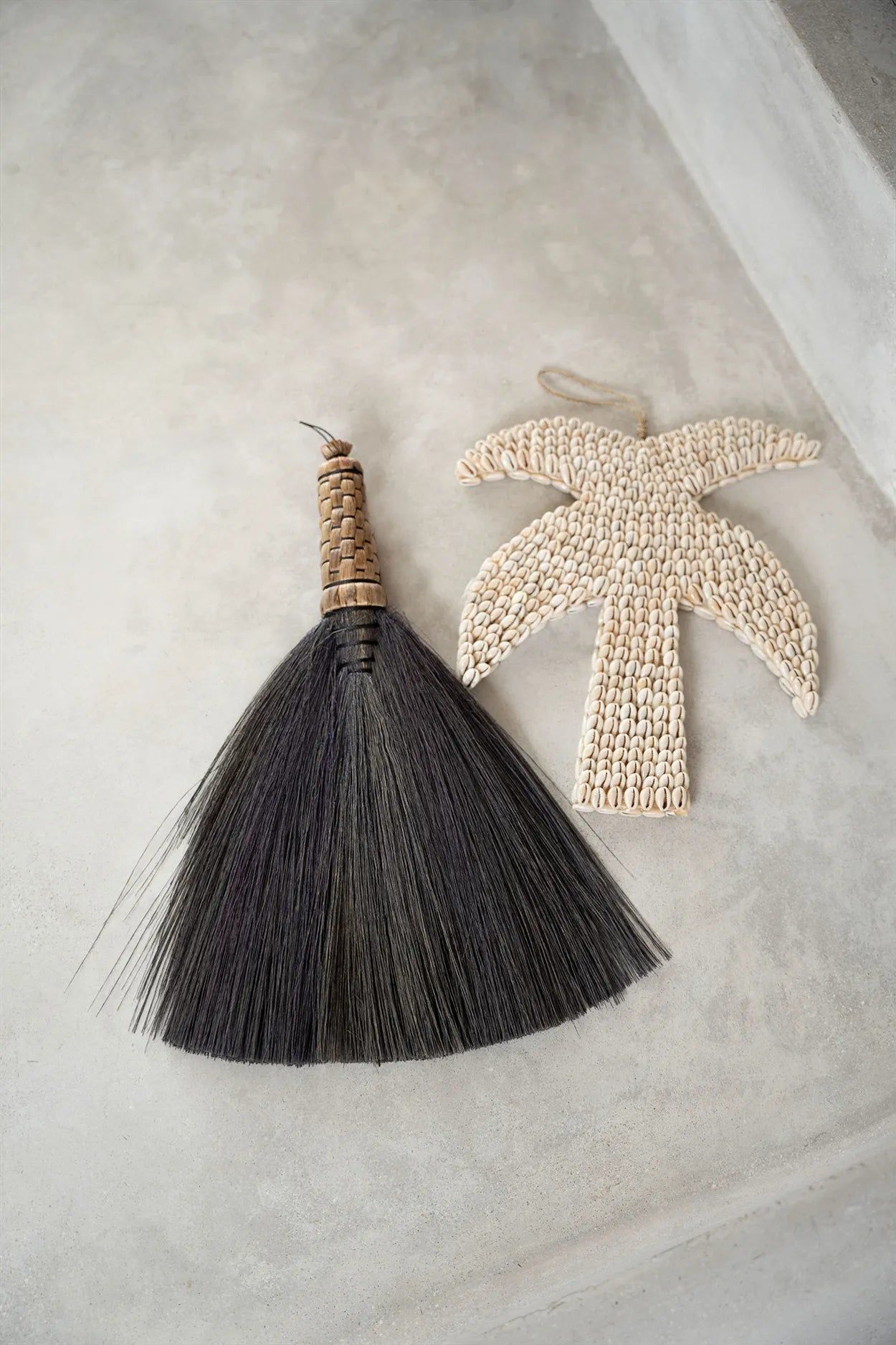 Bazarbizar-The Sweeping Brush - Black