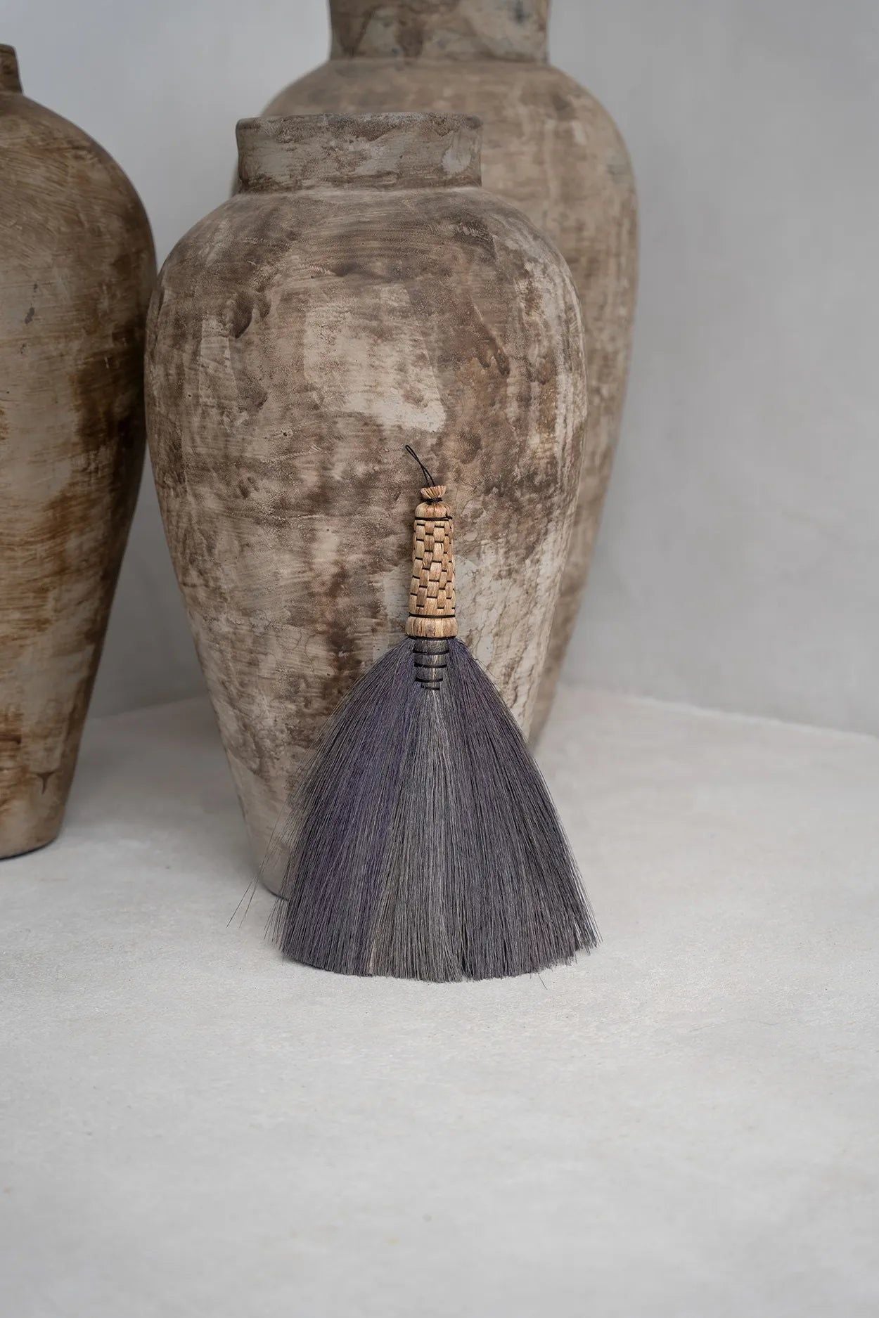 Bazarbizar-The Sweeping Brush - Black